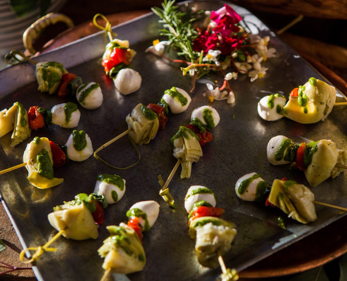 yummitweets's tweet photo. Artichoke Caprese Skewer with Pesto🌿
.
📷| B.E Studios 
.
.
#crownpointcateringsd #crownpointcatering  #vegetarian #sdcatering #sandiegoevents #sandiegocatering #cateringsd #eventcatering #weddingcatering #2020wedding #summerwedding #springwedding https://t.co/zBdz1bJx0n