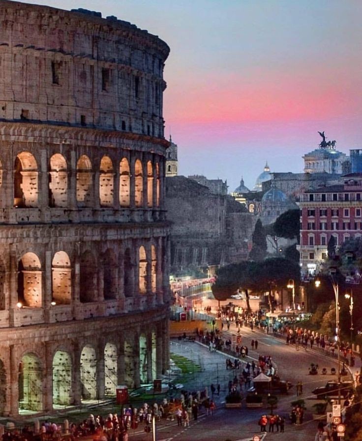 'Torneranno le lucciole 
E sarà bellissimo di nuovo
Tanto Roma è bella sempre
Quasi come noi. '

#ViaggiLetterari @CasaLettori