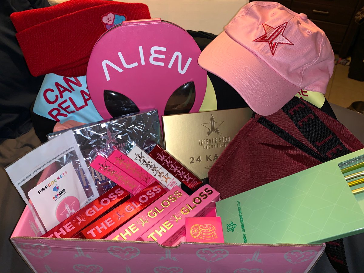 _romaryperez's tweet photo. All 3 #jeffreestarmysterybox #premiumbox #deluxe #supreme @JeffreeStar for making the most iconic apparel and sickest makeup to exist https://t.co/T3sz38EN8Y
