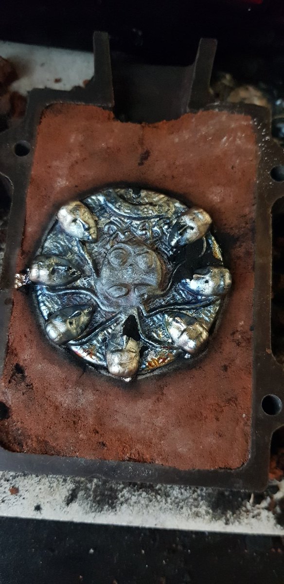 Esperia3D's tweet photo. Le voilà, le tant attendu médaillon d'Ogma en bronze ! Bientôt dispo sur la boutique, après un petit coup de patine 😉

#ogma #kaamelott #astier #bronze #fonte #arthur https://t.co/ZzGUJ3fnw7