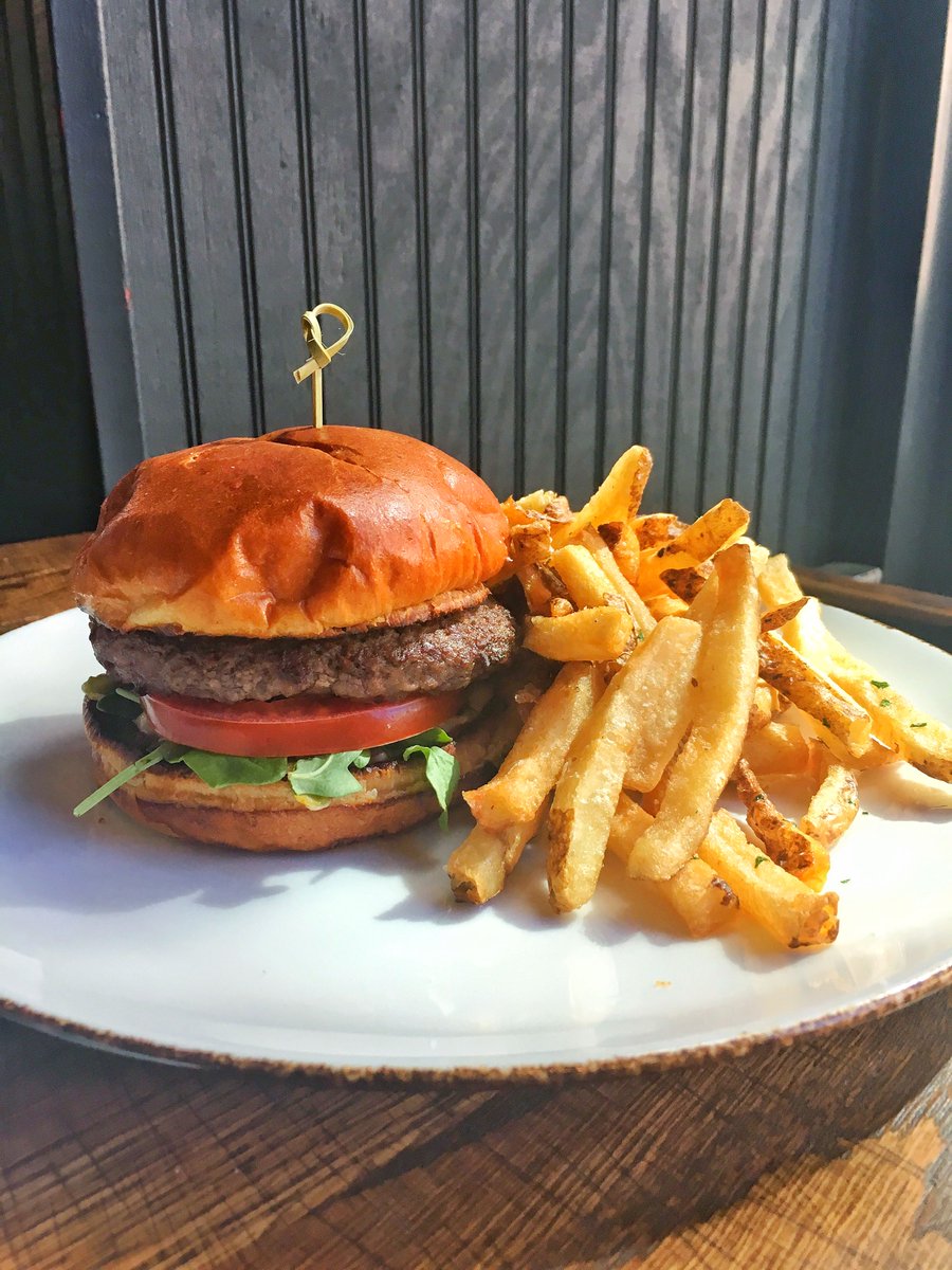 Our new favorite way to spend Monday-with our $8 burger and fries special 🍔 
#troquetchi #frenchbistro #mondaymotivation #burgerandfries #rivernorthrestaurants