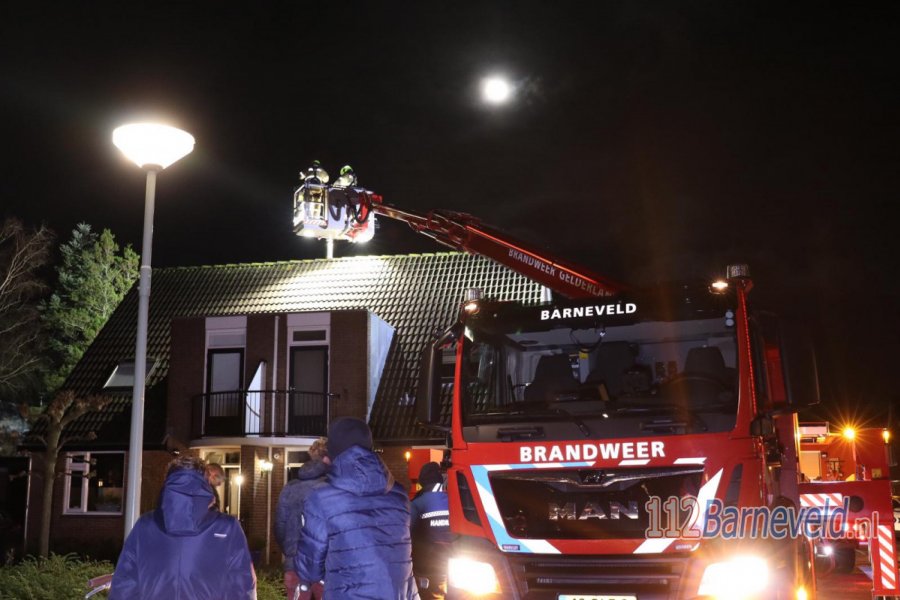 Schoorsteenbrand aan de Cotelaer in #Barneveld trekt veel bekijks. 112Barneveld.