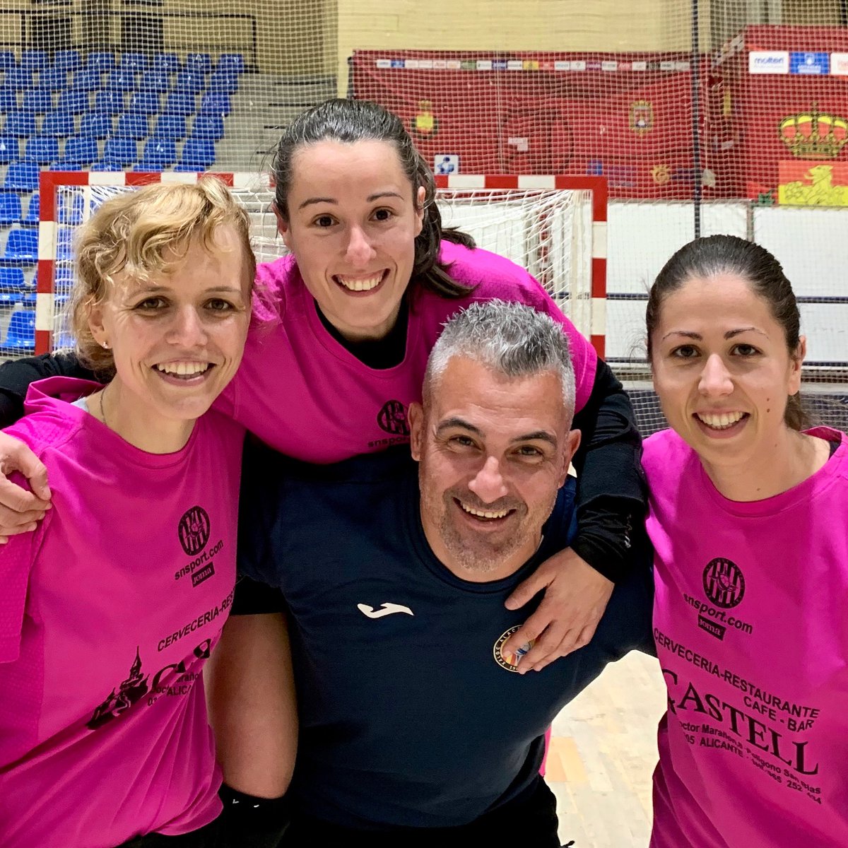 IsmaelRomero's tweet photo. Final de sesión con las excelentes #porteras @XalocAlacant ... son increíbles 😘 https://t.co/eNtcRgJZdh