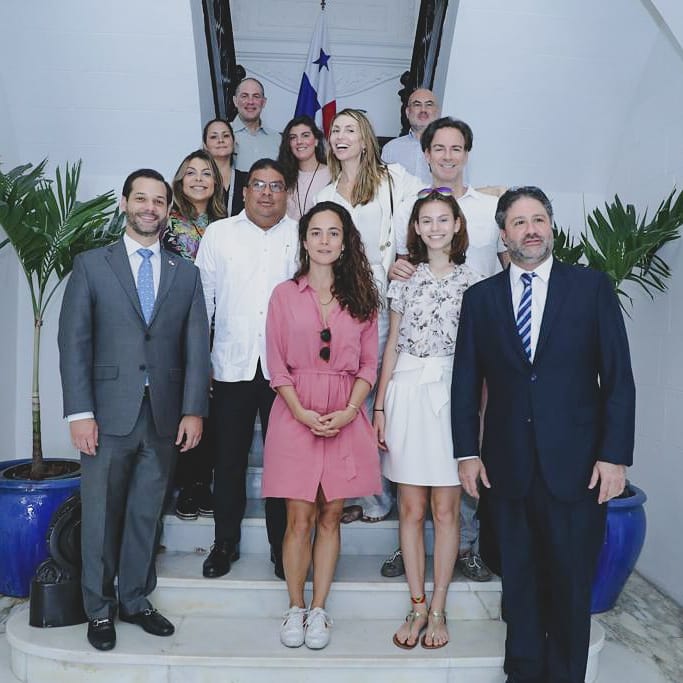 rmartinezdlg's tweet photo. Recibimos en el Palacio de las Garzas a los productores de una película de alto presupuesto que se está rodando en nuestro país. Esta producción genera aproximadamente 2,500 empleos, promueve la adquisición de conocimientos e impulsa la reactivación económica de Panamá. 🇵🇦 https://t.co/N87PEMBpcB
