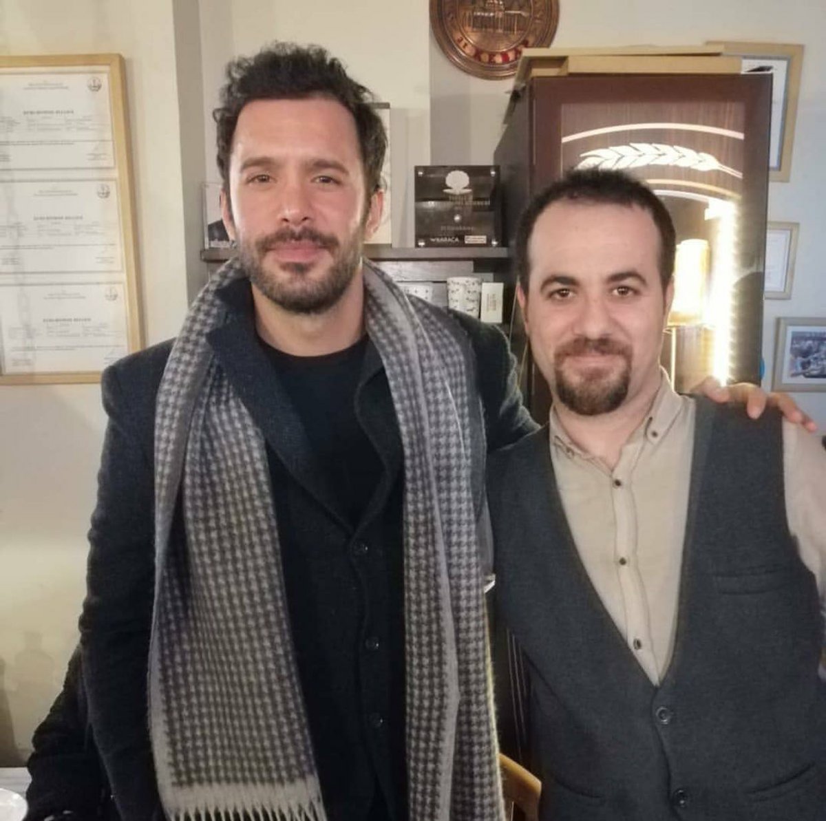 Barış Arduç ve hayranı💖 Yirmibir kebap mekanından #BarışArduç <a href="/baris_arduc/">Barış Arduç</a>