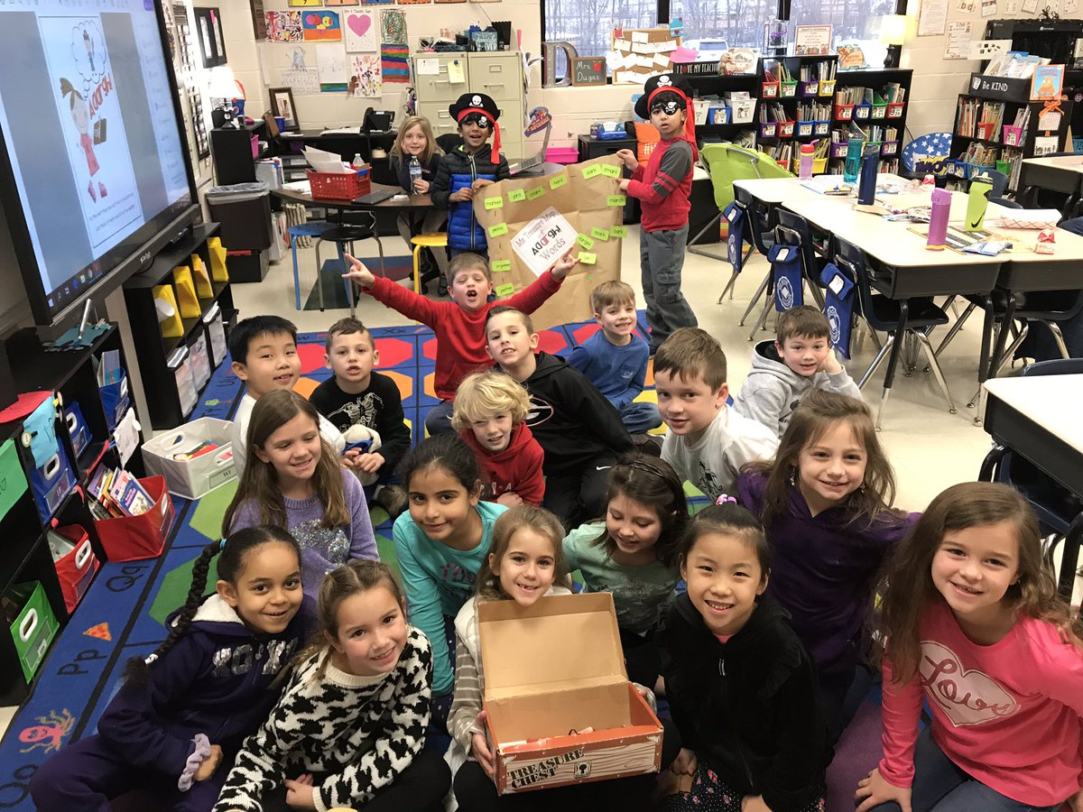 Working on our phonics skills. We used a treasure map of “ar” words and found the hidden treasure! Starbursts and smarties! #SharonStrong