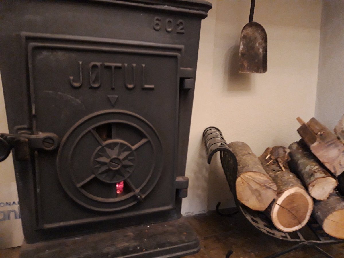 Just what you want on a windy, wintry night, it's like toast in our breakfast room! 😊 🌬 🌨🔥 #jotul #woodburningstove #postofficehousebelford #bedandbreakfastuk #Northumberland