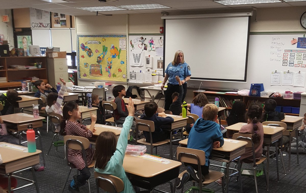 BradLinko's tweet photo. Unity in the Community with Officer Stacy of the DGPD #SecondGradeRocks #dg58learns #dg58pride #DGPD https://t.co/5KZKubouRq