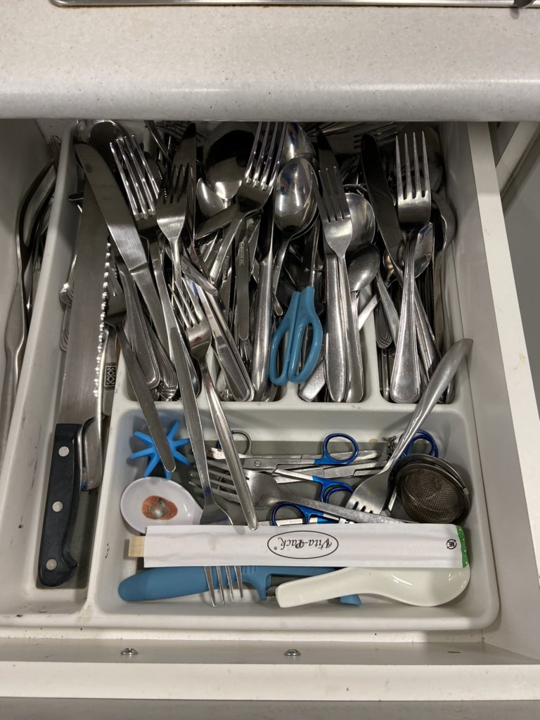 I’ve often said it’s the little things that keep public hospital workers happy. 
This abundance of clean #forks in the tea room last night nearly brought tears of joy. 
#medtwitter #wellbeing <a href="/BPTOK1/">BPTOK</a>