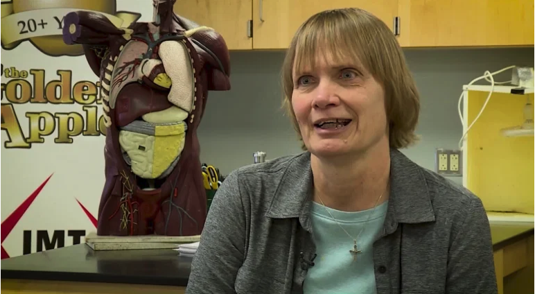 SimpsonCollege's tweet image. Congratulations to alumna Annette Purdy '83 for being recognized with a Golden Apple Award from @WHOhd!

WATCH: bit.ly/38mNnY0

#Teachergoals #educators