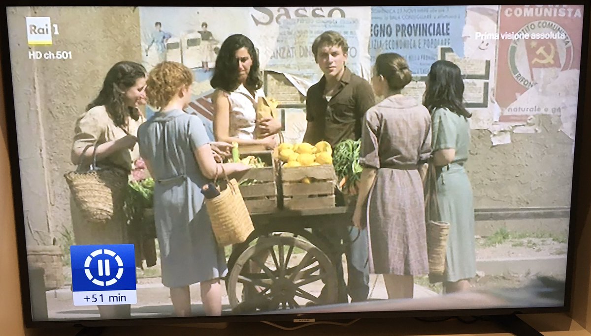 Ottima ricostruzione storica della Rai con il manifesto di Rifondazione comunista... #LAmicaGeniale #Rai1 #Rai #StoriaDelNuovoCognome