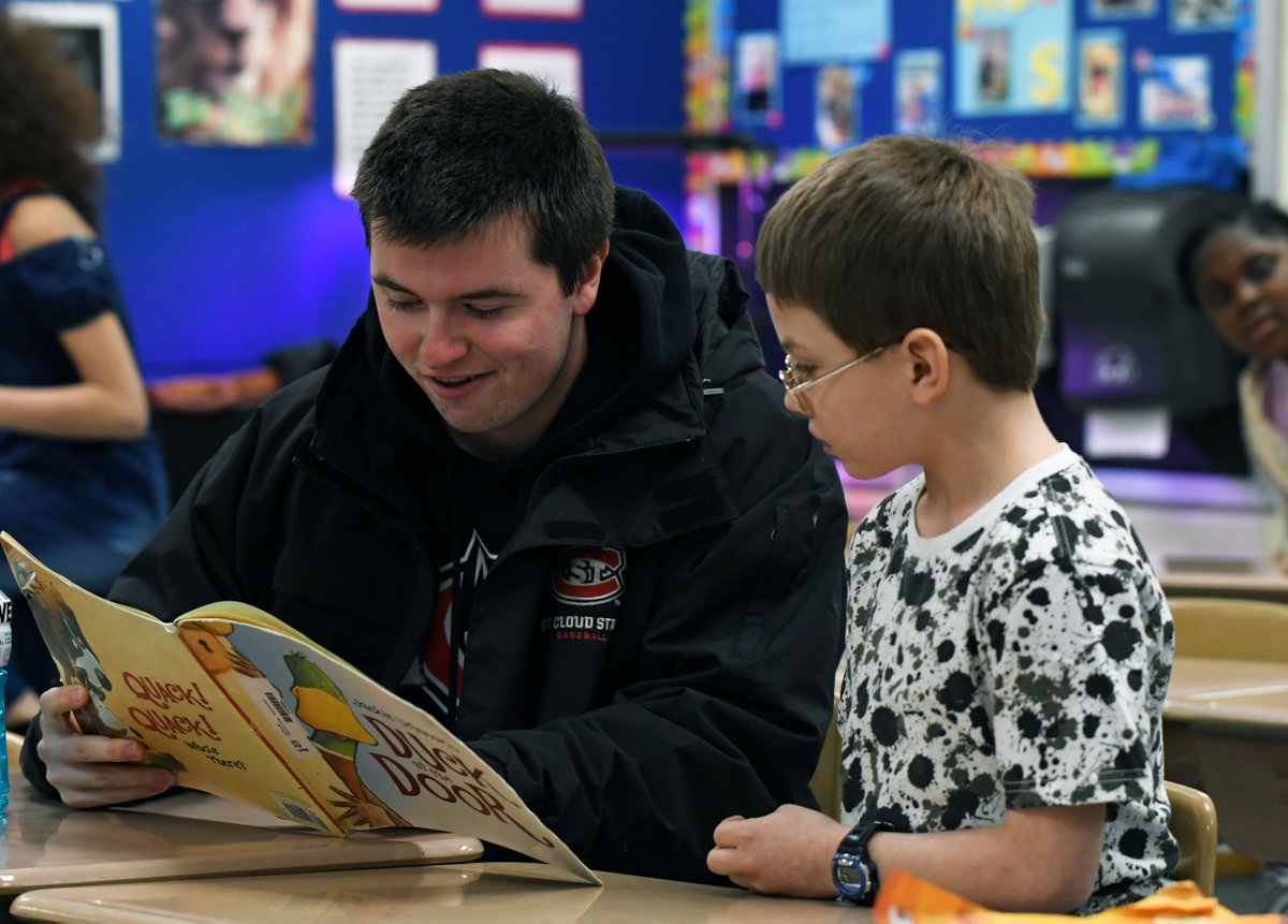 SCSUHuskies's tweet photo. Community Engagement! @SCSUHUSKIES student-athletes participated in a reading program at nearby Lincoln Elementary School in St. Cloud, MN on Feb. 10.  #givingback #unleashSCSU #StCloudState #MakeItYours #NCAAII #NSIC https://t.co/S6CMRpRgt7