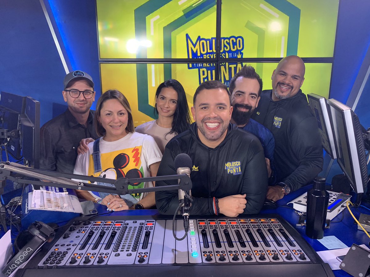 blackguayaba's tweet photo. Con el corillo de @ReyesDeLaPunta @yosoymolusco @pamelanoa @AliWarrington por @lamegapr juntos a @dianafuentes 🤘🏻
¡Eternamente agradecidos! #tequierotanto #conlavida #tqt https://t.co/t4VIh2KHQf