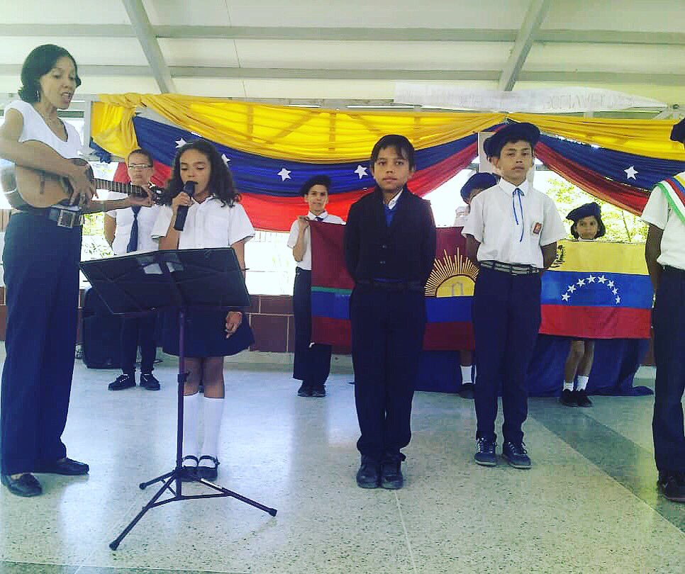 #10Feb #LunesCivíco Actividades culturales en conmemoración al día de la juventud en la E.B. Juakita Hernández del Territorio Escolar Rafael Urdaneta. ¡Aquí Nadie se Rinde! @rafaellacava10 @genibercabrera #ConviasaNoEstáSola