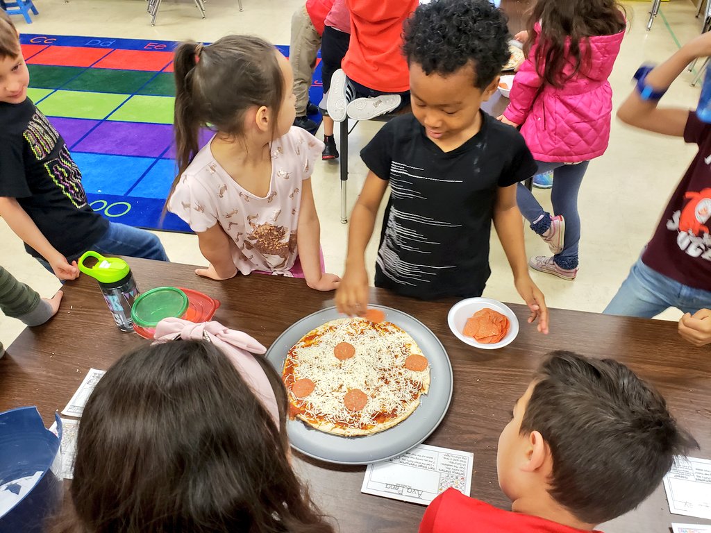 _MsMaldonado's tweet photo. To prepare for this week's How To book, we made pizza!🍕 We made our pizzas, tasted them, and now we're ready to write and teach others how to! @NISDMireles #JAMkinder https://t.co/tcZdXyNg39