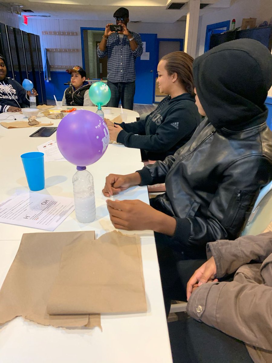 frontlinesto's tweet photo. Today for Roots & STEM we had a guest speaker from Brain STEM Alliance. They did an experiment with vinegar, a water bottle, baking soda and a balloon. When mixed together the chemicals turned in carbine dioxide, that made the balloon blow up.
#STEM #RootsandStem #YouthProgram https://t.co/Cms6QxBp48