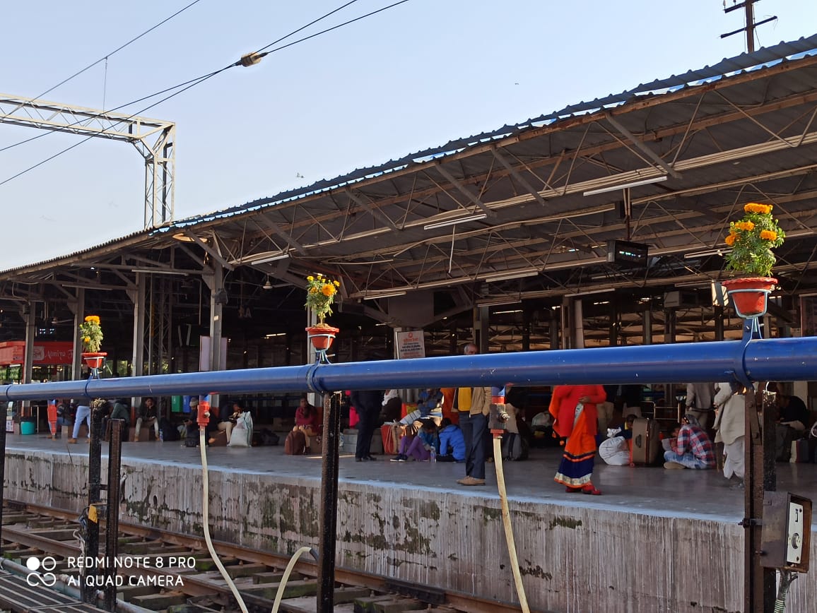 RailMinIndia's tweet image. Plantation done on hydrant pipe of Platform no. 2 in Gorakhpur Railway station.

100 flowering pots with support structure were made locally incurring minimum expenditure and installed on hydrant pipe used for watering of coaches.