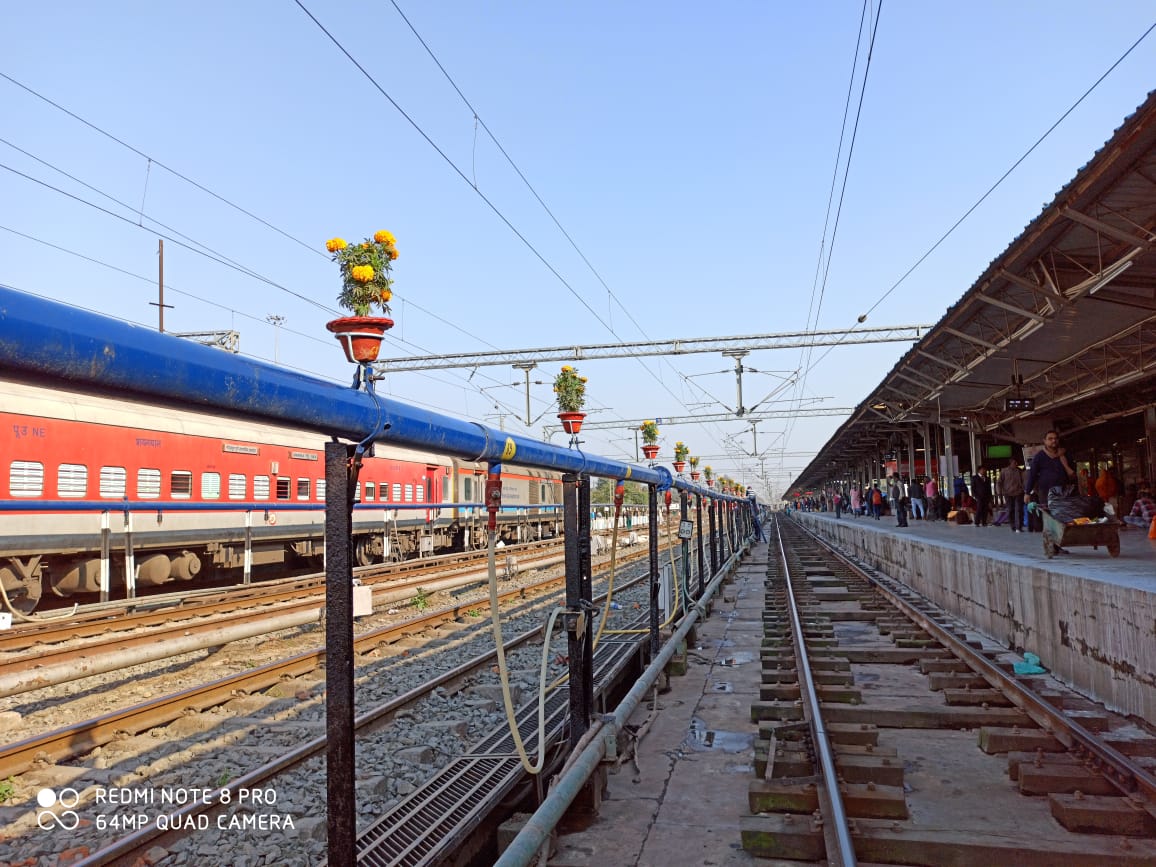 RailMinIndia's tweet image. Plantation done on hydrant pipe of Platform no. 2 in Gorakhpur Railway station.

100 flowering pots with support structure were made locally incurring minimum expenditure and installed on hydrant pipe used for watering of coaches.