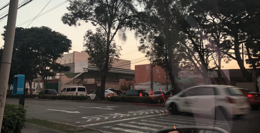 guate1972's tweet photo. @amilcarmontejo así provocan accidentes y después se hacen los inocentes 2 Av y 11 calle zona 9 https://t.co/NgKiYXJkRO