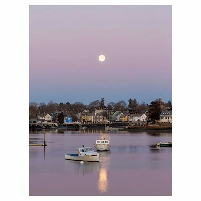 dailyportsmouth's tweet photo. Two Boats
.
.
.

#sunrise #fullmoon #portsmouthnh #visitnh #nhmagazine #thedailyportsmouth #philipcasecohen #newtopographics #ignant #somewheremagazine #natgeotravel #newengland #603 #seacoastnh #canon #5dmarkiii #yankeemagazine #mynewengland #southend #… https://t.co/uyvY21kGxY https://t.co/i7qln1DCgp