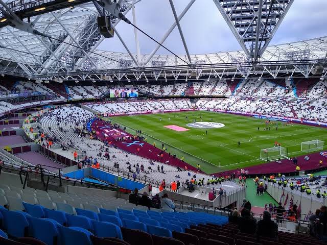 蓮 ロンドン五輪のメイン会場 ロンドン スタジアム は 五輪後に改修した しかしルジニキやシティオブマンチェスターのように陸上トラックを撤去することはせず 陸トラの上に可動席を置くに留めた 結果 スタジアムを１つ建てられる費用がかかり