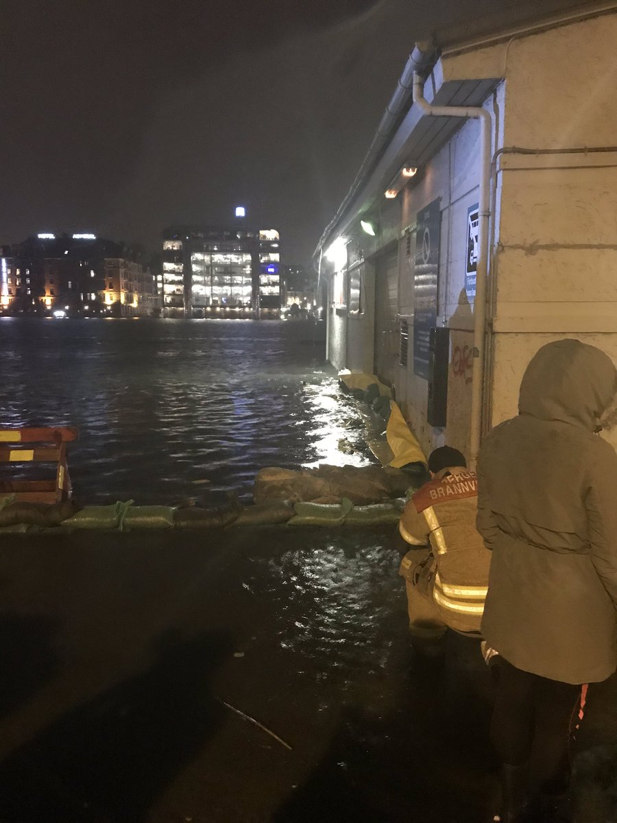 hpduun's tweet photo. På stormflo-safari på Bryggen i kveld. Toppen ble 1 cm lavere enn rekorden. Det var lite dramatikk, tørr vei og trafikken kunne ha gått der om det ikke var for alle oss skuelystne. https://t.co/aJB1MOhRPs