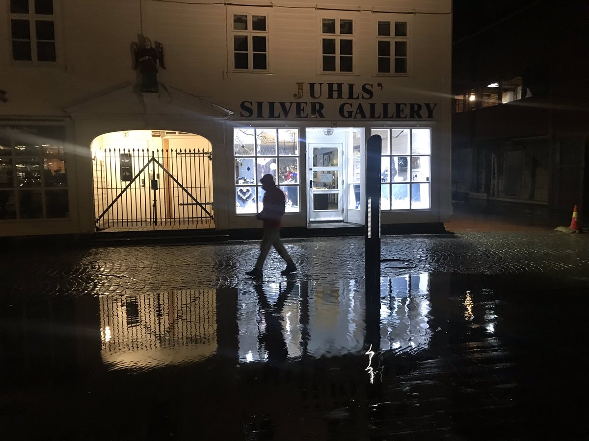 hpduun's tweet photo. På stormflo-safari på Bryggen i kveld. Toppen ble 1 cm lavere enn rekorden. Det var lite dramatikk, tørr vei og trafikken kunne ha gått der om det ikke var for alle oss skuelystne. https://t.co/aJB1MOhRPs