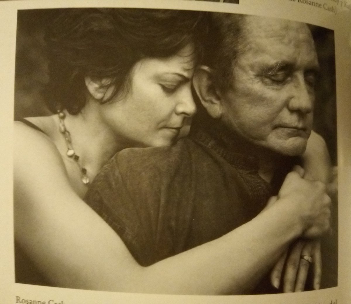 jesantana1976's tweet photo. "Rossane Cash consuela a su padre (Johnny Cash) durante una reunión familiar en 2001 con motivo del cumpleaños de June". - Libro: "Johnny Cash" de Robert Hilburn @EsPopEdiciones
#JohnnyCash #Cash #JuneCash #RosanneCash #Lectura #HombredeNegro #RobertHilburn #EsPopEdiciones https://t.co/BgzmMorqcF