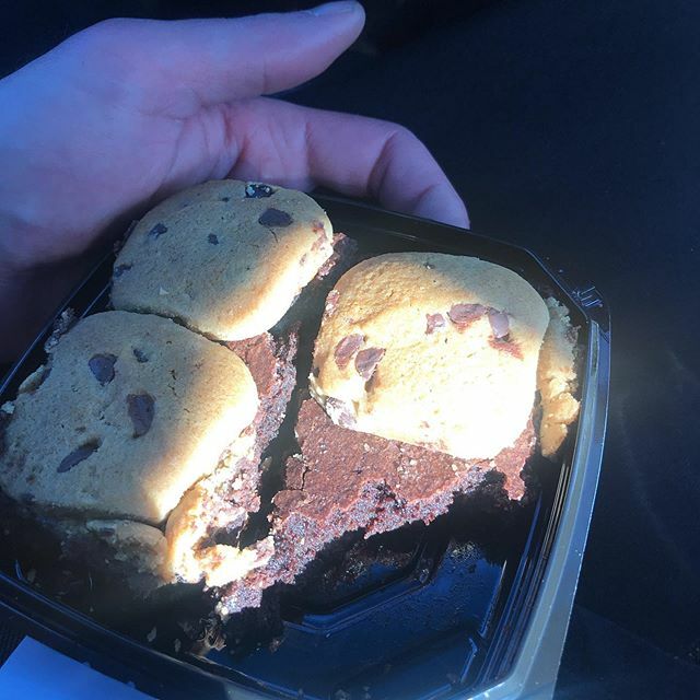 dystopamine's tweet photo. Safeway’s idea of a brookie makes me wonder if their first entry for cheescake was a wheel of cheddar atop a birthday cake...#stupid #bakery #safeway #literallyandfiguratively https://t.co/MIq6PRmkSH https://t.co/TWKX4nUZzE