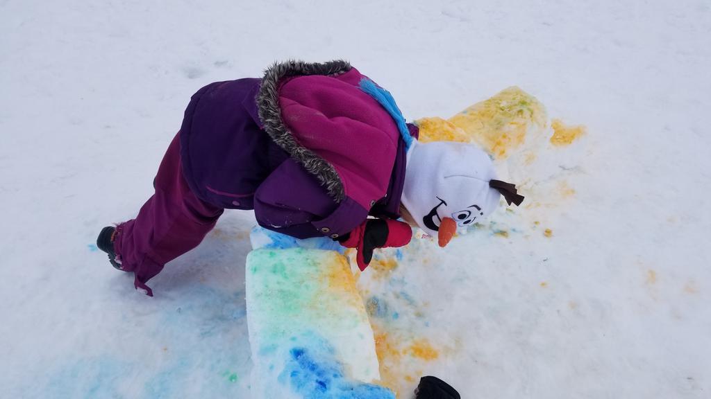 MrBrownieKindie's tweet photo. Snow cones! #Olaf has to have a taste! #blueberrygrape or #orangeorange maybe #mintgreenjello so many flavours! We love packing #snow! @clthompsonMS @MichelleDinnick @DanaMorrison5 @TBKindie @KennedyKindie @SCDSBey @LongthorneJess https://t.co/agFYkSqDEb