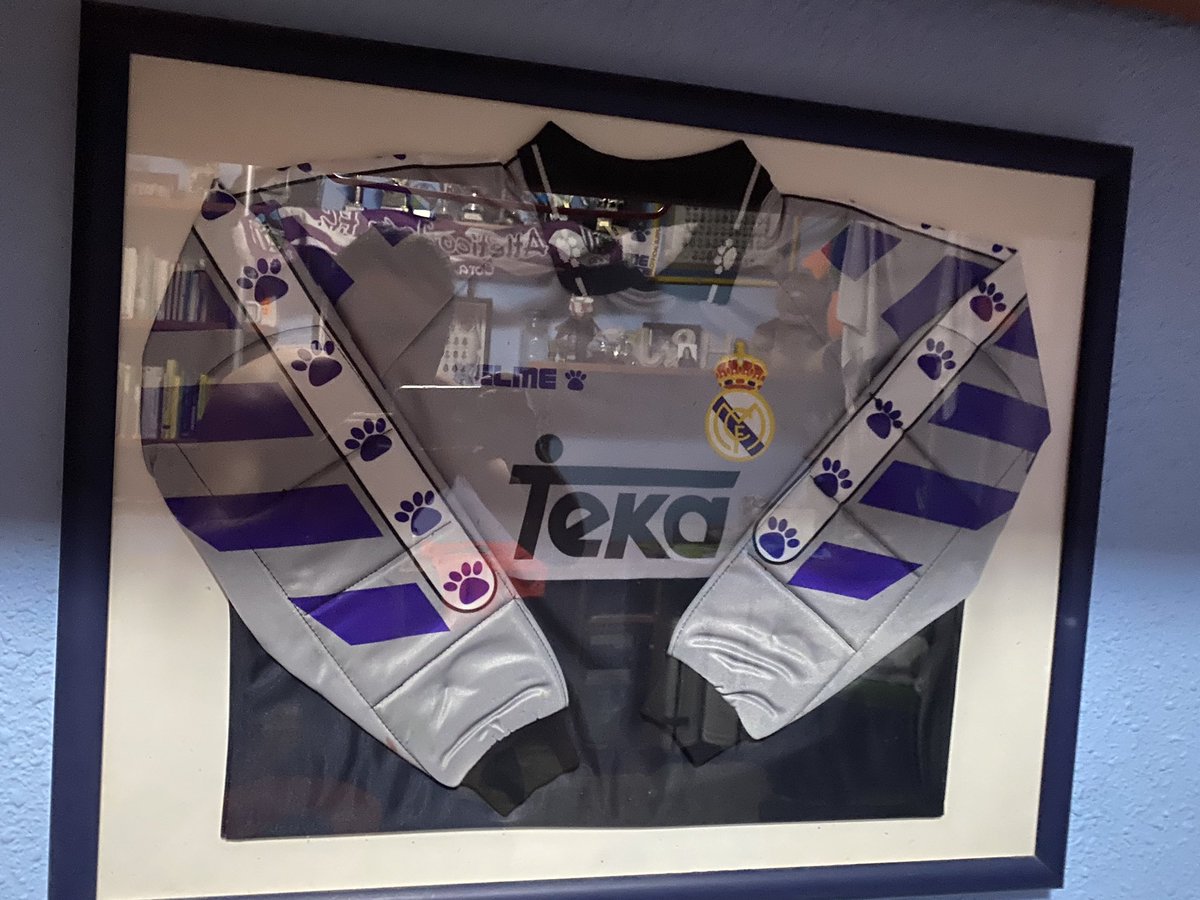 joyipadel's tweet photo. @Francisco_Buyo @elchiringuitotv 
Mi primera camiseta, aún encima de mi cama con 34 años que tengo.
Mi primer Ídolo. https://t.co/2nB2GvKmgp
