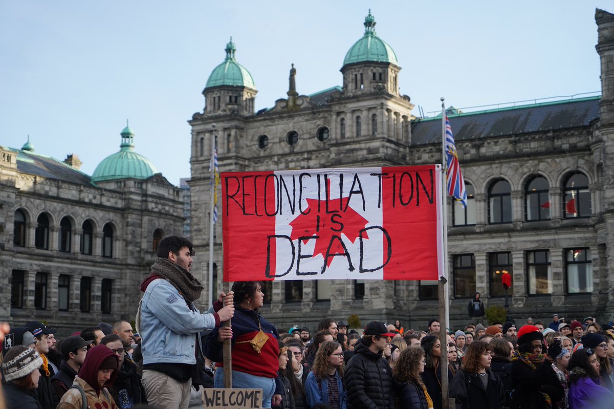 On their fifth day of occupying the BC Legislature and following the arrest of Unist'ot'en matriarchs, the Indigenous youth standing in solidarity with the Wet'suwet'en hold an upside flag, signifying a nation in distress
#AllEyesOnWetsuweten #ReconciliationIsDead