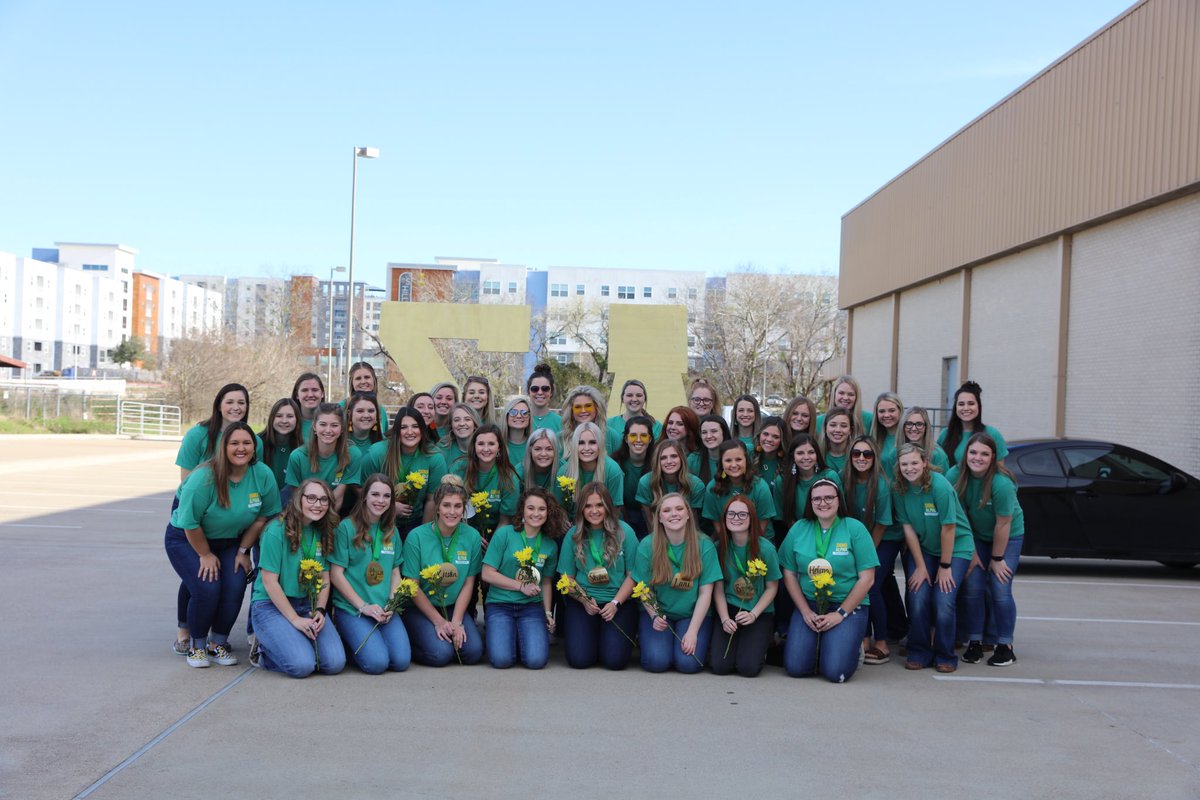 AggieSigmaAlpha's tweet photo. Bid day is always the best day!! Welcome home babies, we are so happy to have y’all!💚 https://t.co/2MzFfBM6nr