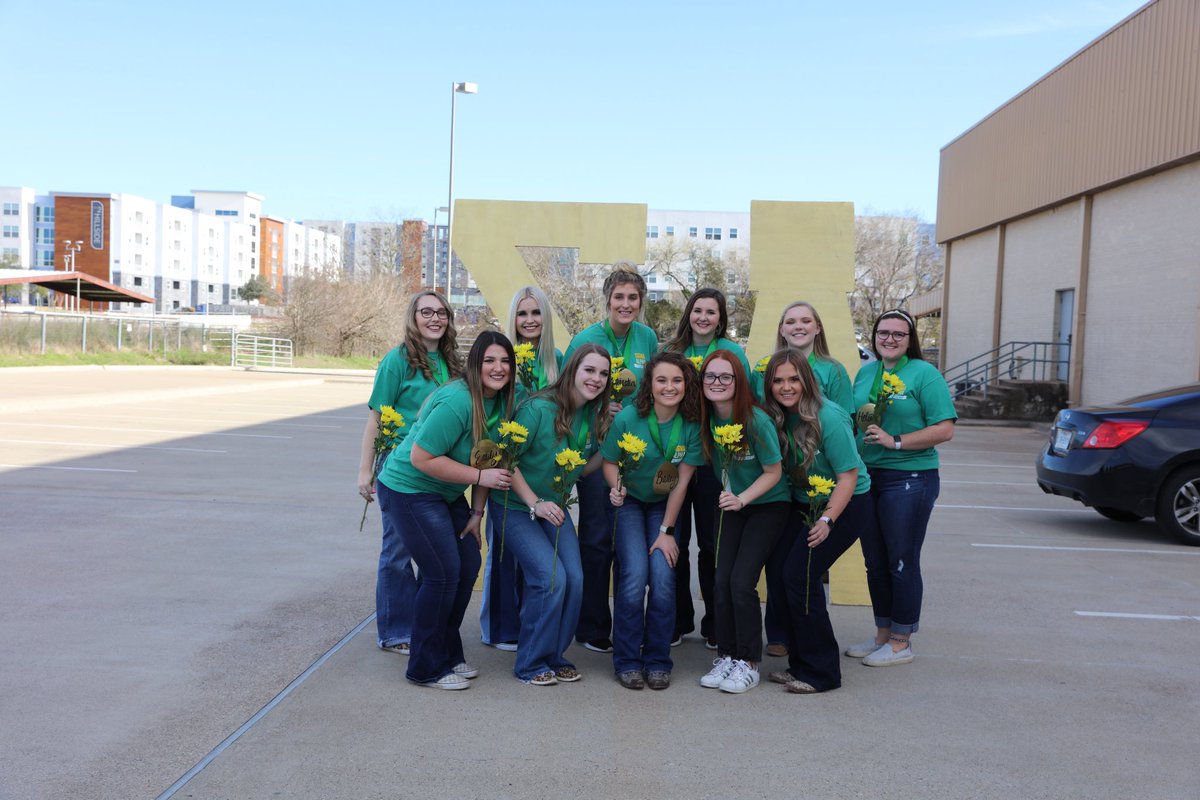 AggieSigmaAlpha's tweet photo. Bid day is always the best day!! Welcome home babies, we are so happy to have y’all!💚 https://t.co/2MzFfBM6nr