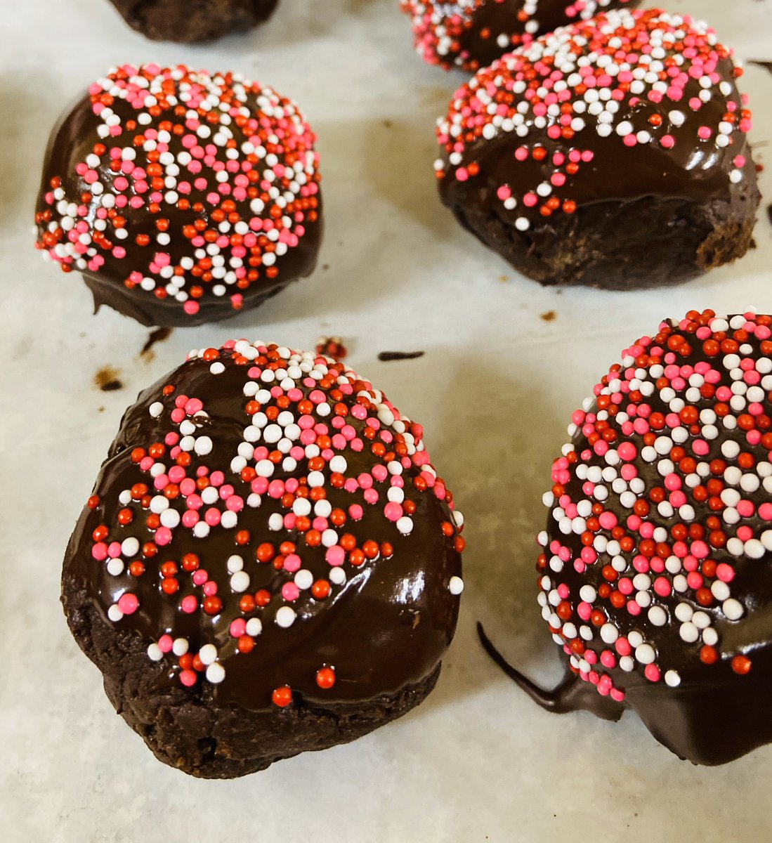 StAndrewsHC's tweet photo. Getting Valentine’s Day ready @StAndrewsHC  @ClippertEric @DeversArden #yum #loveisintheair #truffleshuffle https://t.co/VT7QPBmhZH
