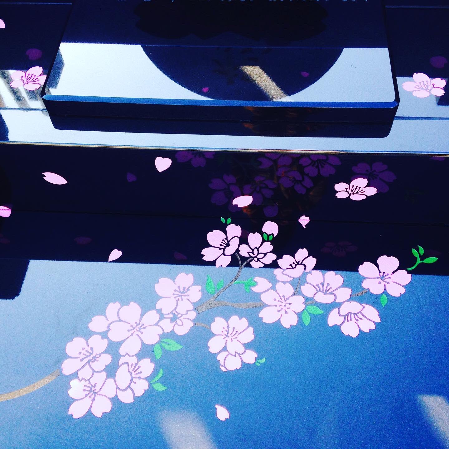 吉岡英子 あるお客様とのエピソード 花は飾りたくないの枯れてしまうから と仰るお客様は沢山の事を抱えているようでした 花は 要らないと言われたけど皆んなが寂しくないように心を込めてデザインしました いつでも桜が満開です T Co