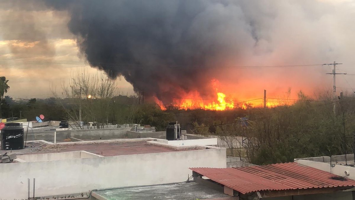 siglocoah05's tweet photo. Un incendio de un lote baldío casi provoca una tragedia en Frontera; casi alcanza varias casas de las colonias Las Aves y El Huizachal de #CdFrontera. Bomberos de Frontera y Monclova, apoyados por elementos del 105 Batallón de Infantería de la @SEDENAmx controlaron el siniestro. https://t.co/u8ZbDHDdWt
