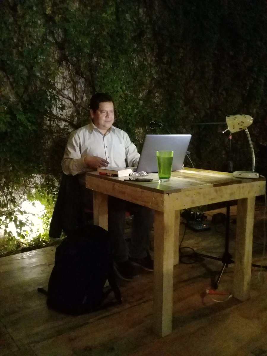 SemiAmparan's tweet photo. Ya está listo @julian_herbert para impartir la charla "La emoción ideológica". Ahora en #Querétaro gracias a la hospitalidad de @Angulo13casa, la librería @Apostrofo13 y nuestro amigo @Coatl_S https://t.co/r4rghZ20jz