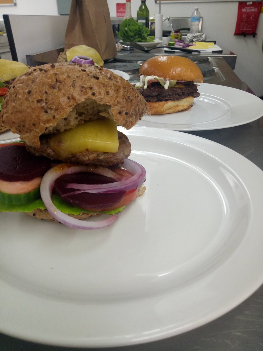 NMNTEatWell's tweet image. Round 2 and once again the burgers WON!! Cooked before the delivery, and definitley wins on taste, looks and price!! Our homemade burger camt to a total of $3.79 VS $23.44 for a delivered burger, who else was shocked at this pricing!??? 
@DAA_feed
#SmartEatingWeek #nomoneynotime