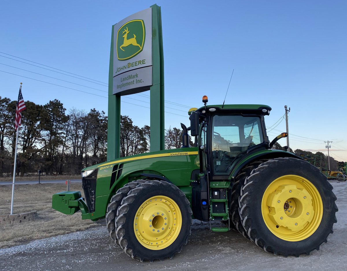 MatHabrock's tweet photo. Cleaned up and ready for delivery. Experience the @LandMarkImp Difference. @JohnDeere #8400R https://t.co/Cq2slfthAd