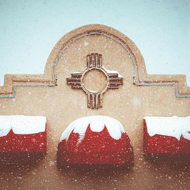 Looks like we could be getting some more winter wonderland photo ops soon! 🤞Thanks for sharing your view of the last snowfall with us @jayefphoto! ❄️❄️❄️ #Simplysantafe #santafenm #winterwonderland #zialove #santafesnow #winterishere bit.ly/2tPUbhI