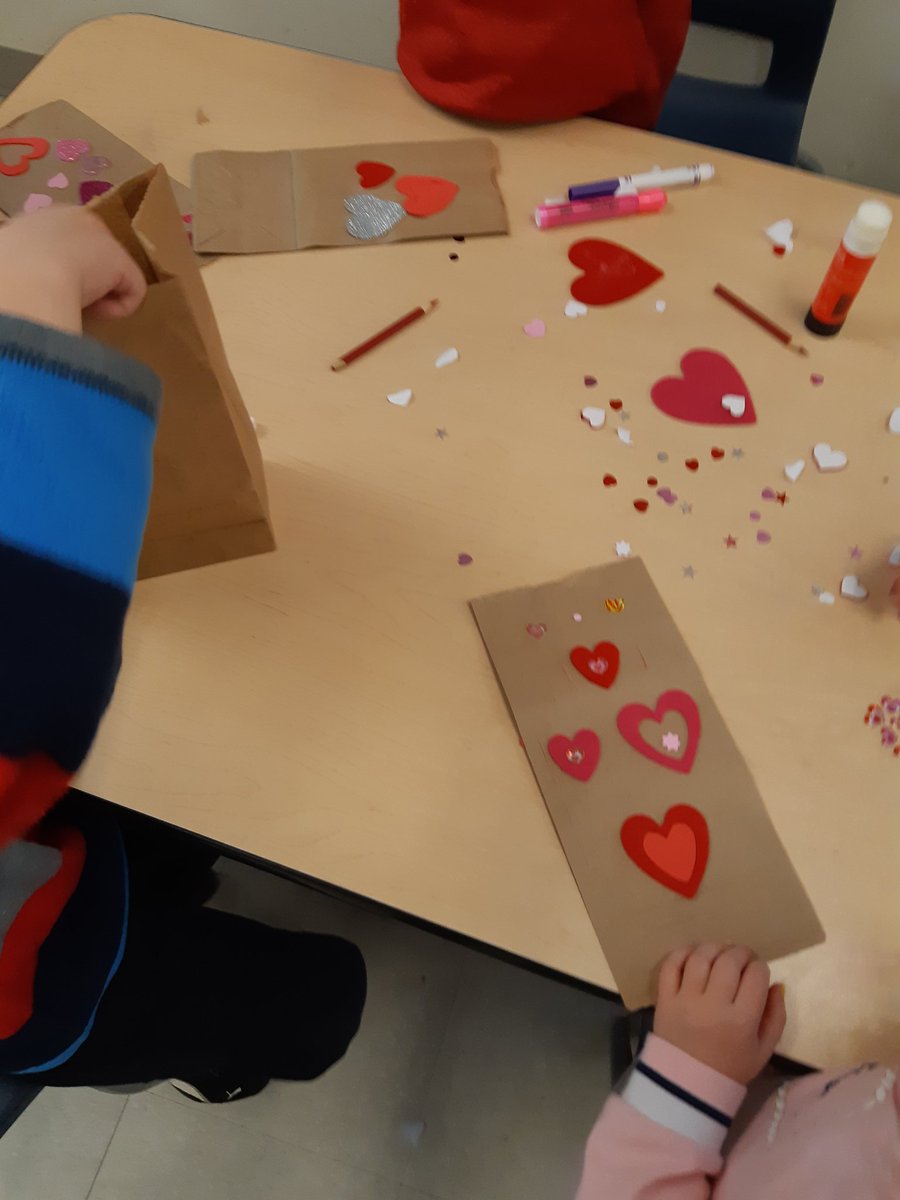 Les grands préparatifs de la distribution des valentins ont commencé! #matjardin #créativité <a href="/ecole_NDC/">École élémentaire catholique Notre-Dame-des-Champs</a>