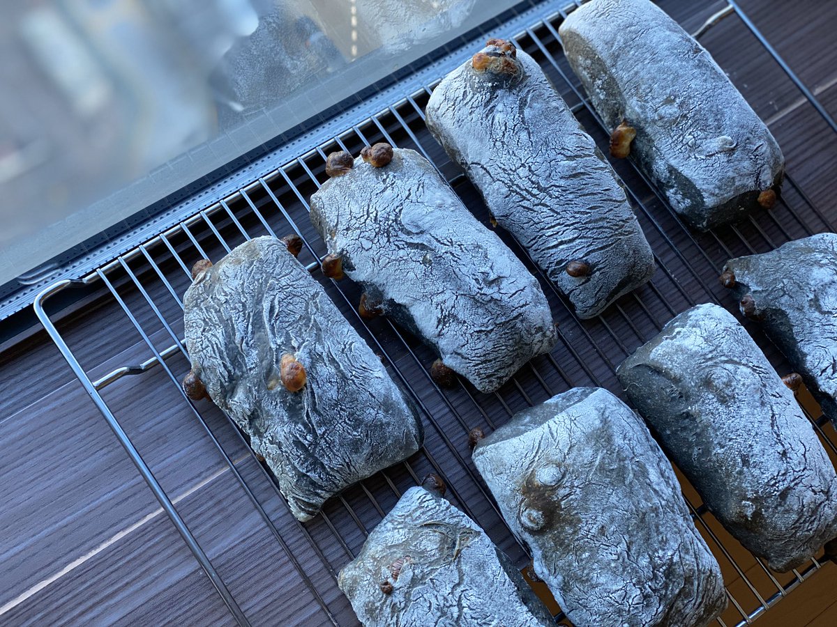 wonderyoungah's tweet photo. 하룻밤 냉장에서 저온발효한 오징어 먹물 치아바타 구웠다. 
Squid ink ciabatta
오징어 먹물과 롤치즈의 짭잘한 조화. https://t.co/FW8i3rLa30
