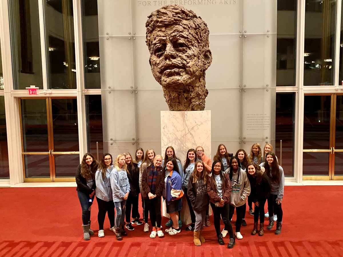 SCAJRHIGH's tweet photo. Already experiencing DC! It’s cold and wet, but that’s not slowing us down!!! #SCA2020DC 🇺🇸 https://t.co/CDOhCQ10iy