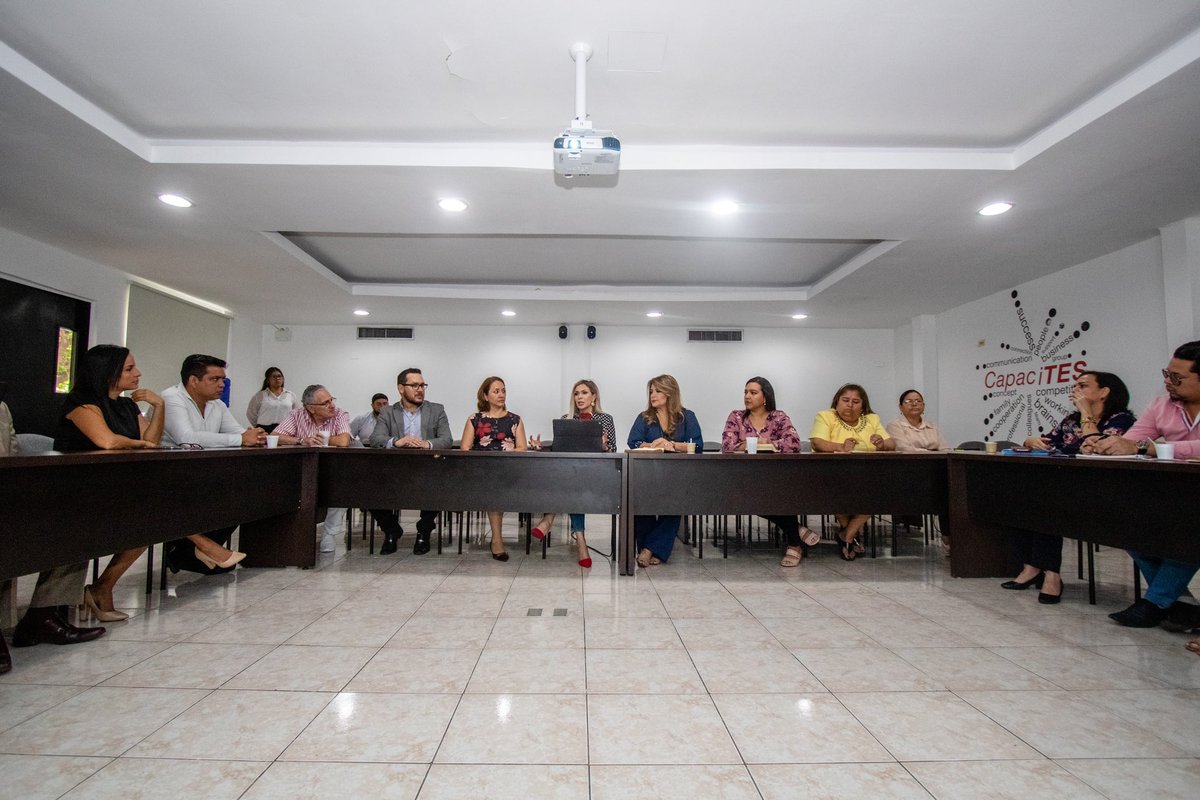 soysusanag's tweet photo. A través de cooperación con la academia llevaremos capacitación y acompañamiento para los servidores turísticos en casa uno de los cantones. 💯 ¡En equipo logramos un Guayas con turismo de primer nivel! 💪🏼 https://t.co/RniLPzMsbt