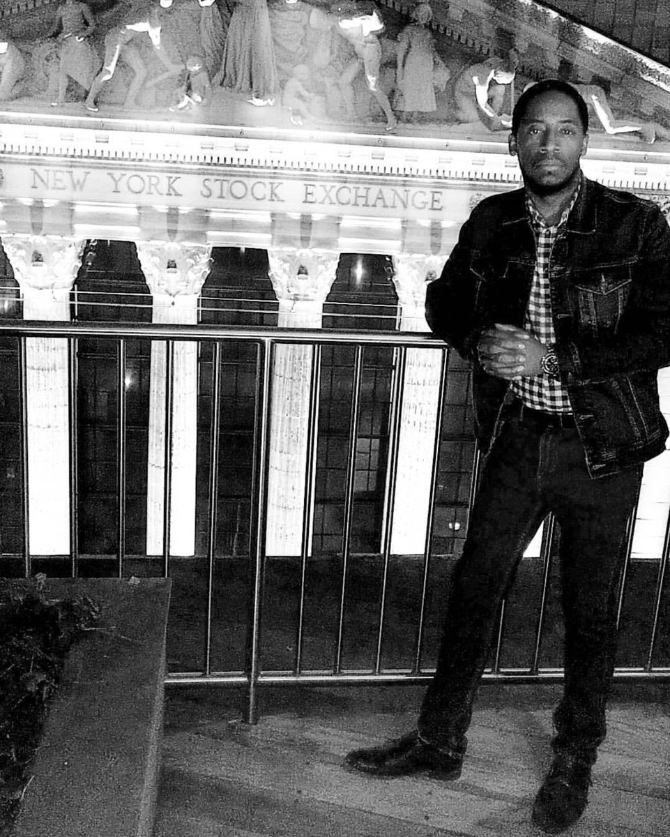 MainframeGuyBS's tweet photo. The most valuable stock that's worth investing in is yourself. 📈

#NYSE #BeAuthenic #BeYourSelf 
#WallStreetGuy #TechGuy #MainframeGuy #CyberSecurity #InfoSec #ThoughtfulLeader  @NYSE #NYC https://t.co/mtW1Qa88qH