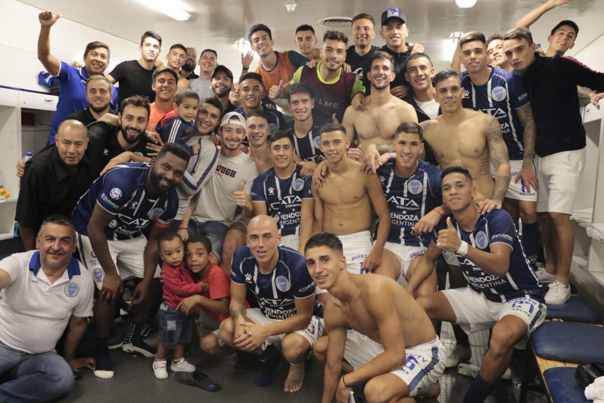 ClubGodoyCruz's tweet photo. #Superliga 🏆

📸 ¡El festejo del plantel!

#VamosTomba 💪🏻 https://t.co/GY8cytF91A