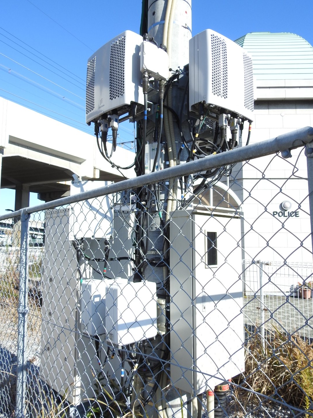 電波やくざ お ディズニーランドを舞浜駅方面からカバーしてた旧emobile基地局のディズニーランド向いてるセクタだけがsoftbankのband1 8を入れてる T Co Hn3c3i1frd Twitter