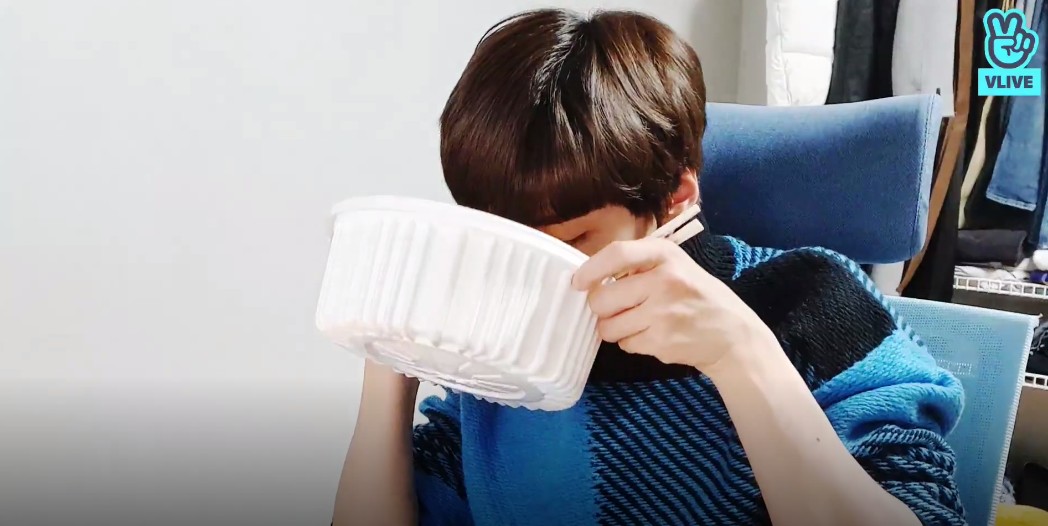 Vliveofficial's tweet photo. [VLIVE] 지녀가 나 오늘부터 산 탈꺼얌💦 이 나무도 흔들구 저 나무도 흔들구‼️ 바닥에 떨어진 도토리란 도토리는 전부 주워담아 잔칫상 하나 뚝딱 열어줄거얌🐿️💖 우리 왕대롬쥐 귀여워서 가만히 있을수가 없단 말이얌~❣️💗

▶️ https://t.co/qsCxF2QFm3

#이진혁 #LEEJINHYUK #VLIVE https://t.co/T7g3v3YPt7