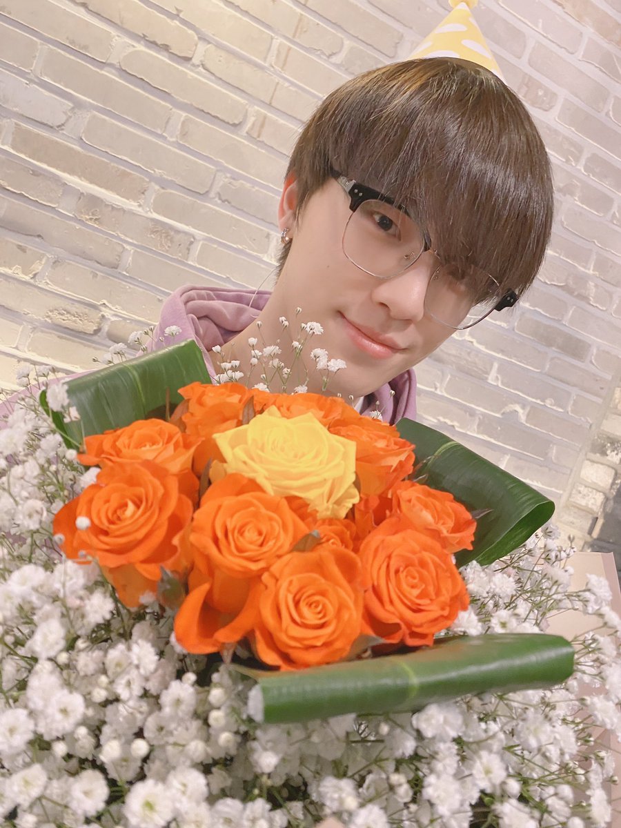 _brillanteworld's tweet photo. 찬이 생일 축하해~~~!!❤️❤️🎉🎉
점점 어른이 될 디노의 모습을 보고 귀엽다기 보다 멋있다 라고 생각이 많아졌어요!! 최근에 별로 만나러 갈 수 있지 않지만 누나는 지금도 디노가 좋아하고 앞으로도 응원 할게😊
#Happy_Dino_Day https://t.co/z3ybNMVIMq